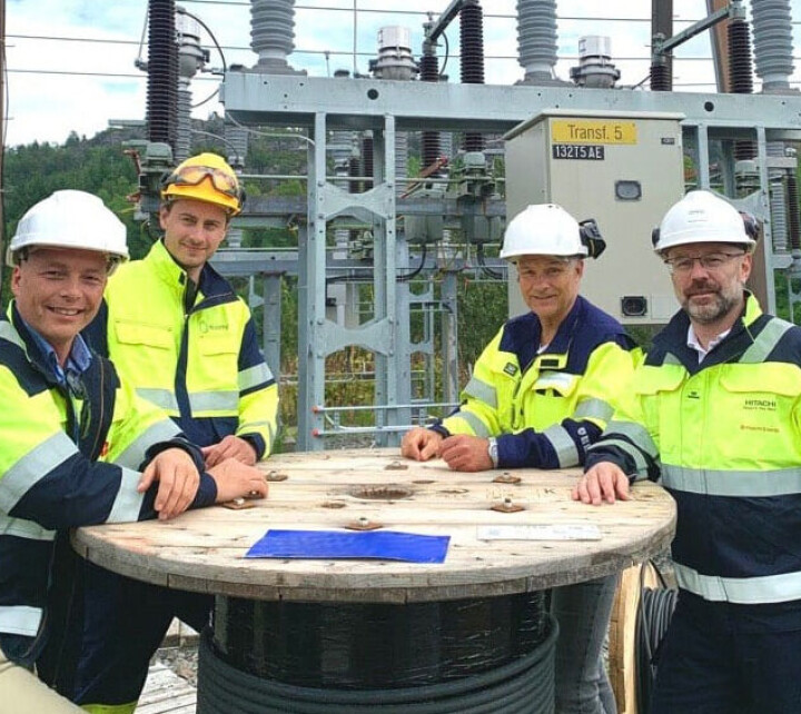 På Kleppe transformatorstasjon: Jørgen Johannessen (regionansvarlig kraft & nett, Hitachi Energy), Thomas Steine (prosjekt og forretningsutvikler, Eviny Solutions), Jan Valle (prosjektleder Norgesnett) og Christer Olerud (salgs og markedsansvarlig for Hitachi Energy høyspenningsprodukter).