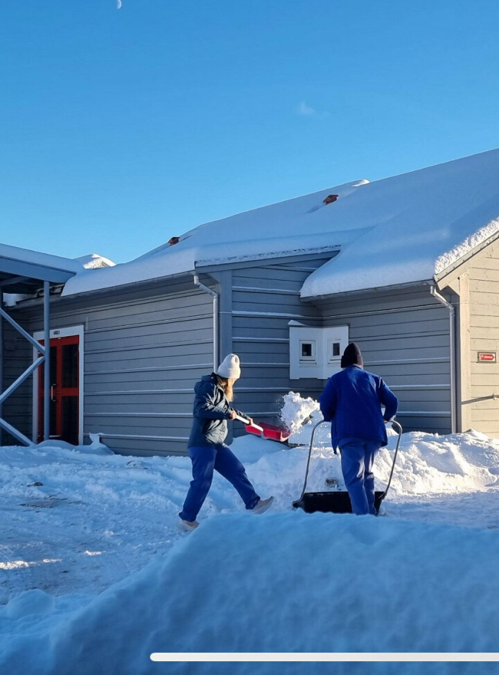 BESTEMOR MÅ VENTE: Hjemmetjenestens ansatte må bruke tid på å måke området utenfor kontorene.