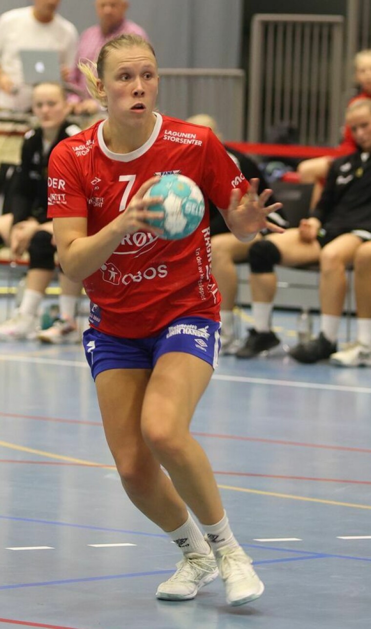 Sara Berg er Askøys desidert beste håndballspiller. Nå er hun klar for spill i Larvik.