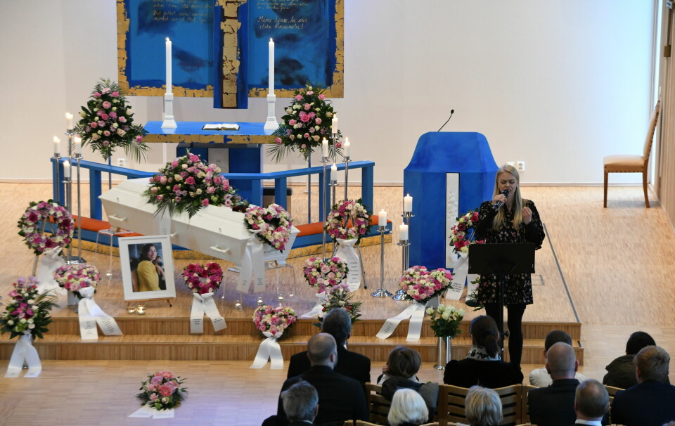 SANG: Silje-Marie Norderhaug fylte kirken med sang flere ganger under seremonien..