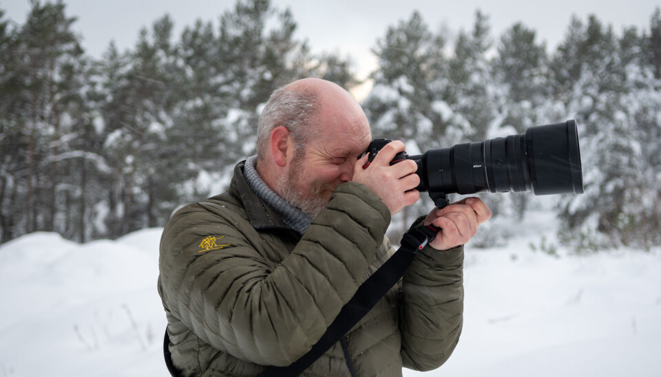 FUGLEFOTOGRAF: - Jeg vil ha en situasjon der jeg også prøver å få et fargespekter utenom fuglen, sier Roald Anfinsen.