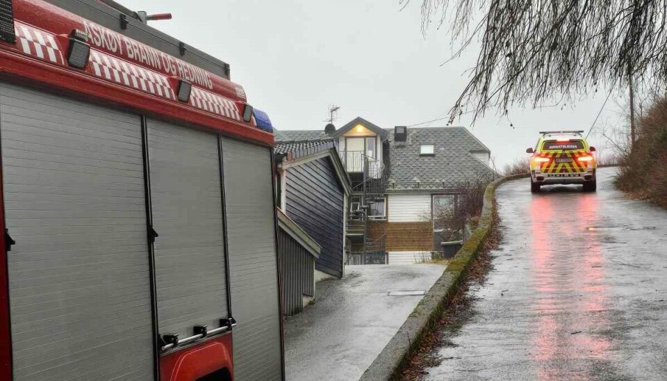 RØYKUTVIKLING: Brannvesenet sendte mannskaper fra Askøy og Laksevåg stasjon.