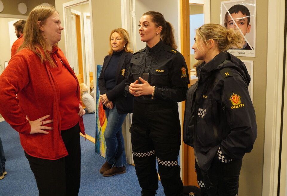 NY MØTEPLASS FOR UNGDOMMER: To politibetjenter fra forebyggende avdeling lot seg imponere. Her i samtale med Sølvi Røssum, seniorrådgiver i Røde Kors.