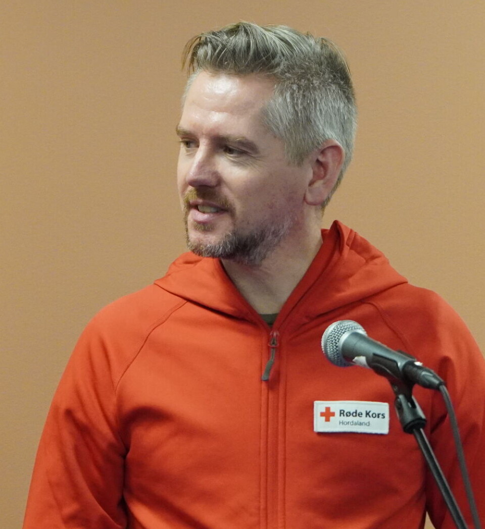 GRATULERTE: Daglig leder i Hordaland Røde Kors, Thorbjørn Fosse, kom for å gratulere.