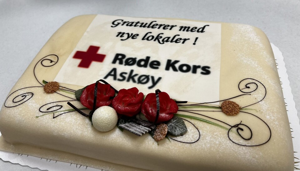 KAKE TIL ALLE: Nesten synd å sprette en så flott kake.