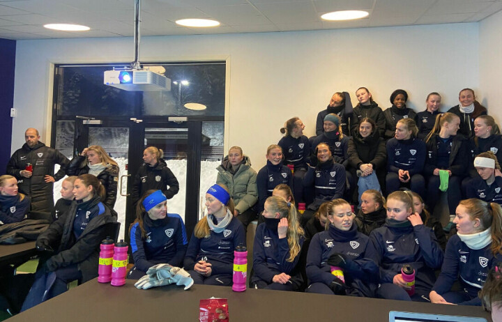 SPILLERMØTE: Spillerne til Askøy Fotballs kvinnelag var samlet for å