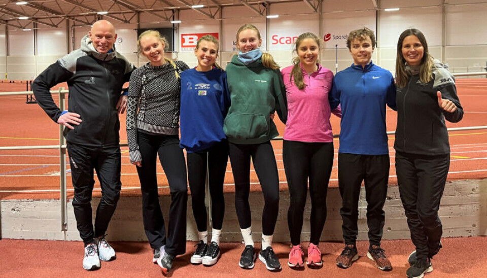 Fem av Ask Friidretts jente- og guttetrenere som har vært på trenerkurs, flankert av kursleder Magnus Kleppe og Hilde Stokvold Gundersen. Fra v. Amalie Melby Arnesen, Astrid Kolstad Silseth, Anna Kolstad Silseth, Sofie Hustad og Sander Feness Armond