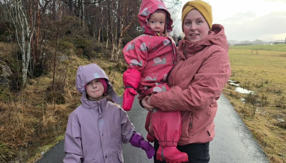 Janne Lindblom (33), sammen med barna Ada (7) og Mie (3)
