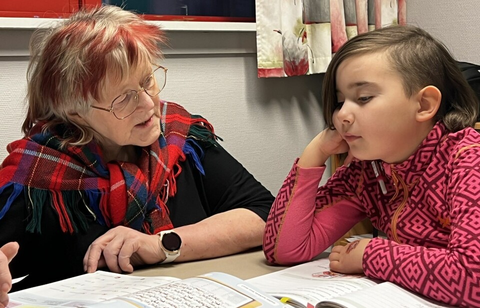 UNDERVISNING: Britt Waag underviser Tindra Bøkevoll i samisk på Strusshamn skole.