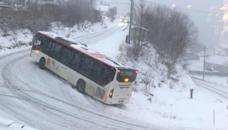 SNØKAOS: Det skal snø godt utover kvelden, og det medfører trafikkproblemer, som her i Hetlevik.