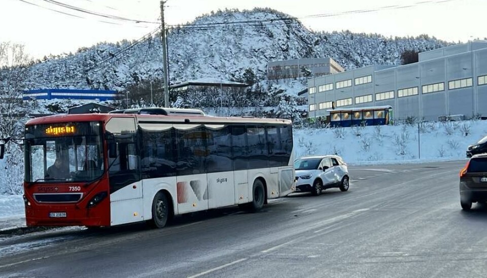 KOLLISJON: En buss og en personbil smalt i hverandre her i krysset Rv 562/Erdalsvegen.