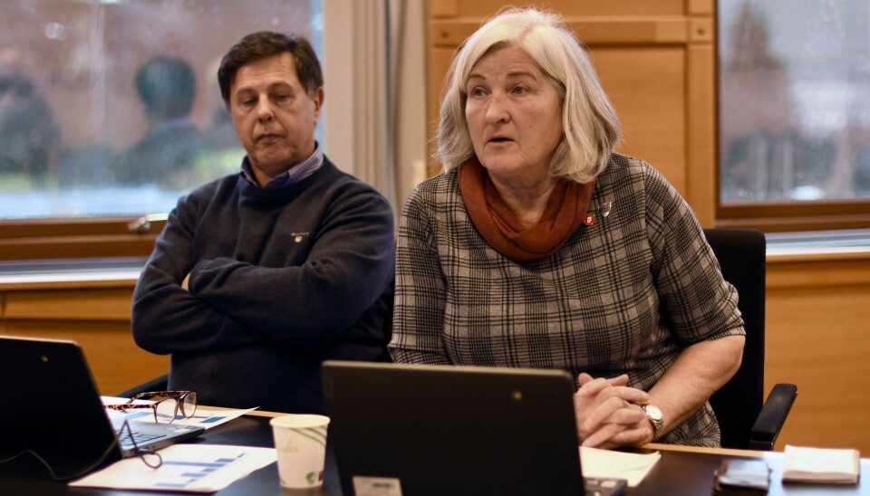 FORSTÅR FRUSTRASJONEN: - Vi har full forståelse for at endring kan være utfordrende, og ser det som helt naturlig at man har drøftinger mellom arbeidstakerne og administrasjonen, sa Rosalind Fosse. Til venstre: Jan Erik Aasebø (Frp). FORSTÅR FRUSTRASJONEN: - Vi har full forståelse for at endring kan være utfordrende, og ser det som helt naturlig at man har drøftinger mellom arbeidstakerne og administrasjonen, sa Rosalind Fosse. Til venstre: Jan Erik Aasebø (Frp).