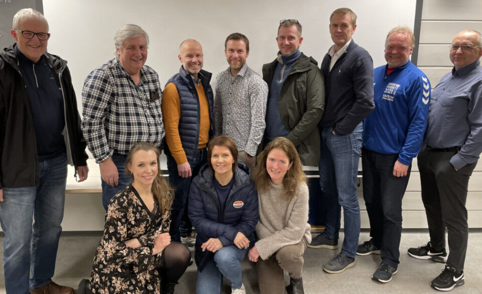 DELTAKERE: Bak f.v.: Odd Maubach, Ole Tumyr, Simen Feness Armond, Sigbjørn Reigstad, Tore Silseth, Åge Lavik, Eirik Lønne (leder dommerutvalget i kretsen), Helge Hopland. Foran f.v.: Julie Villanger, Elin Hundven Eliassen, Hildegunn Enes. Astrid Kolstad Silseth ikke med på bilde. I tillegg har tre stk. til meldt seg på men kunne ikke stille denne kvelden. Bjørn Fluge, Trond Erik Nilsen, Arild Dich Hostad.