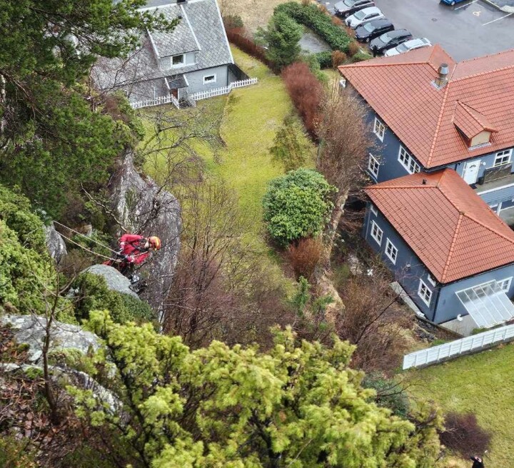 BRATT: Askøy Brann & Redning måtte fire seg ned en bratt skråning for å redde katten.