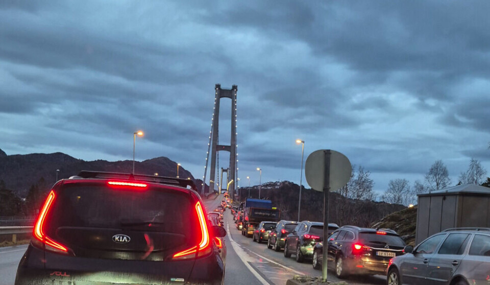 :PARKERINGSAVgIFT INNFØRES MANDAG: «Jeg mistenker at det blir et saftig oppsving av personbiler – og dermed kø – på broen.» skriver Erik Lervåg.