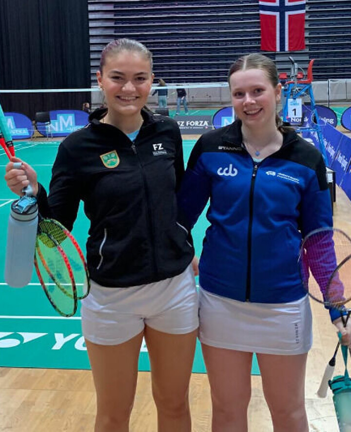 BRONSE: De unge talentene Mina Korssund (17) og Linnea Holmedal (16) har imponert stort under årets utgave av Norgesmesterskapet i badminton.
