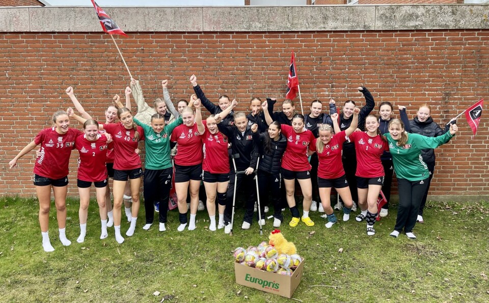 GLADE: Fornøyde jenter i 08-gruppen til Askøy Håndballklubb.