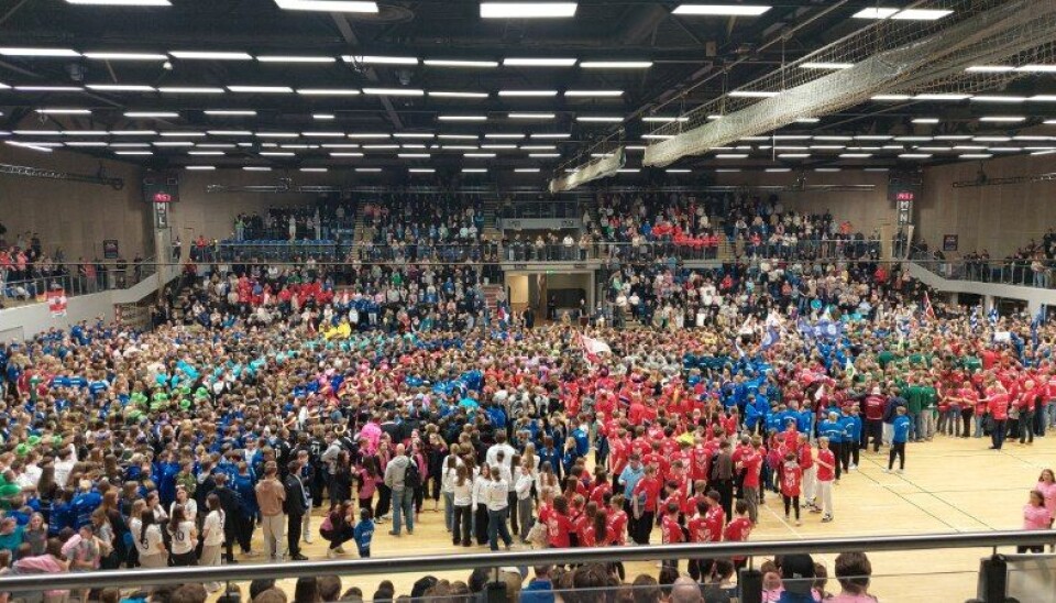 MANGE LAG: Det ble raskt fullt i hallen under innmarsjen. Askøy HK møtte lag fra Norge, Sverige, Danmark og Tyskland.