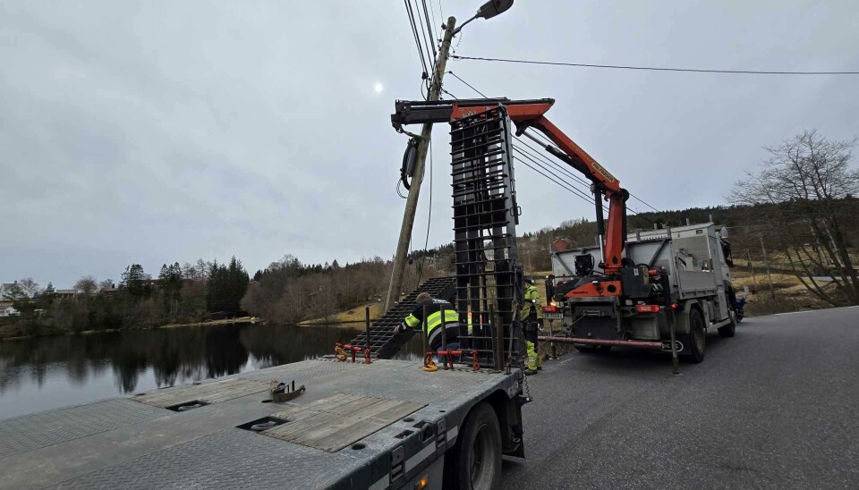 ARBEID: Det skal fikses på stolper på fylkesvei 563. Her fra trafikkuhellet i vår.