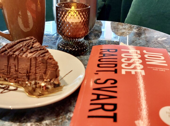 PÅ KAFÉ MED FOSSE: Linda Eide og andre Fosse-kjennarar nemde debutboka «Raudt, Svart» som ein grei start.