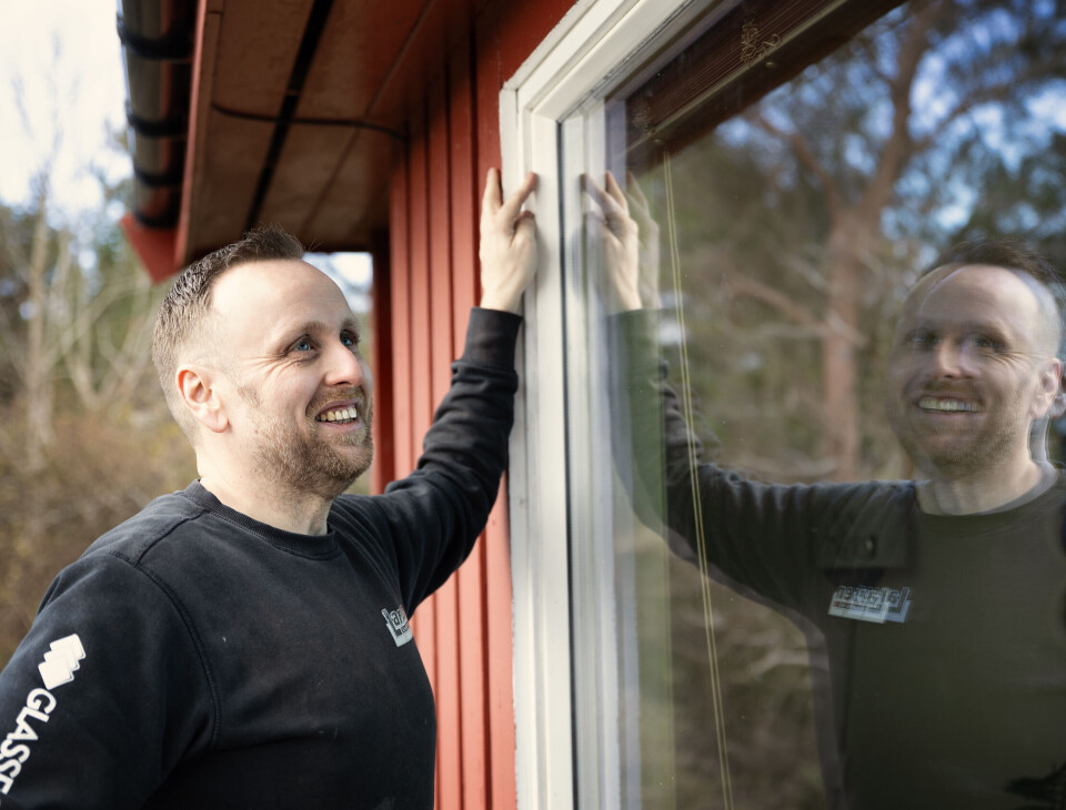 HØYTEKNOLOGI: John Eliassen hos Larsen Glass monterer vinduer som både gir god solskjerming og pusser seg selv.