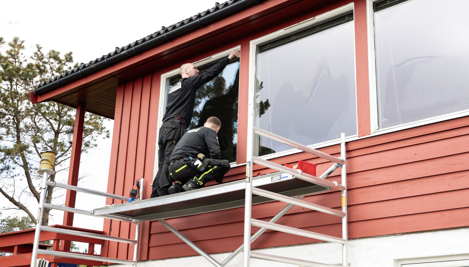 INGEN HØYDESKREKK: Glassmontørene Frank Wallem og John Eliassen hos Larsen Glass er vant til å jobbe i høyden.
