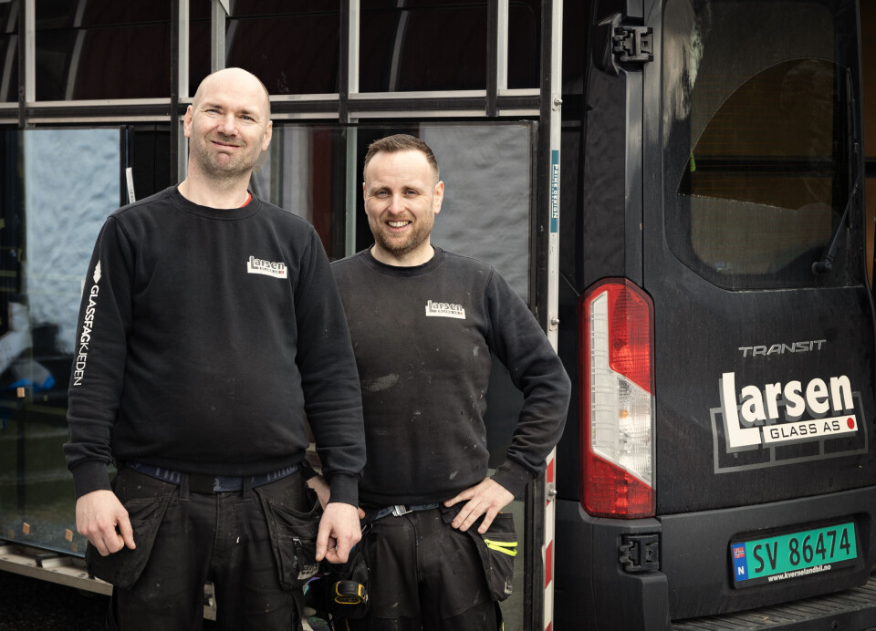 Glassmontørene Frank Wallem og John Eliassen hos Larsen Glass har lang erfaring og mye fagkunnskap.