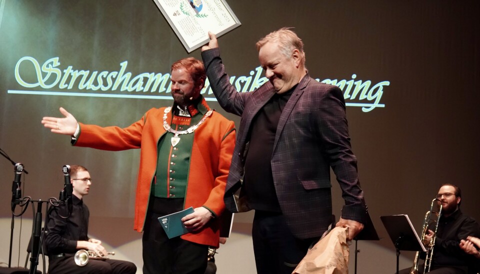 AVTROPPET STYRELEDER: Roald Krossøy tok imot prisen, siden han var styreleder da korpset vant NM i fjor. Ny styreleder er Carl Eystein Frimanslund.