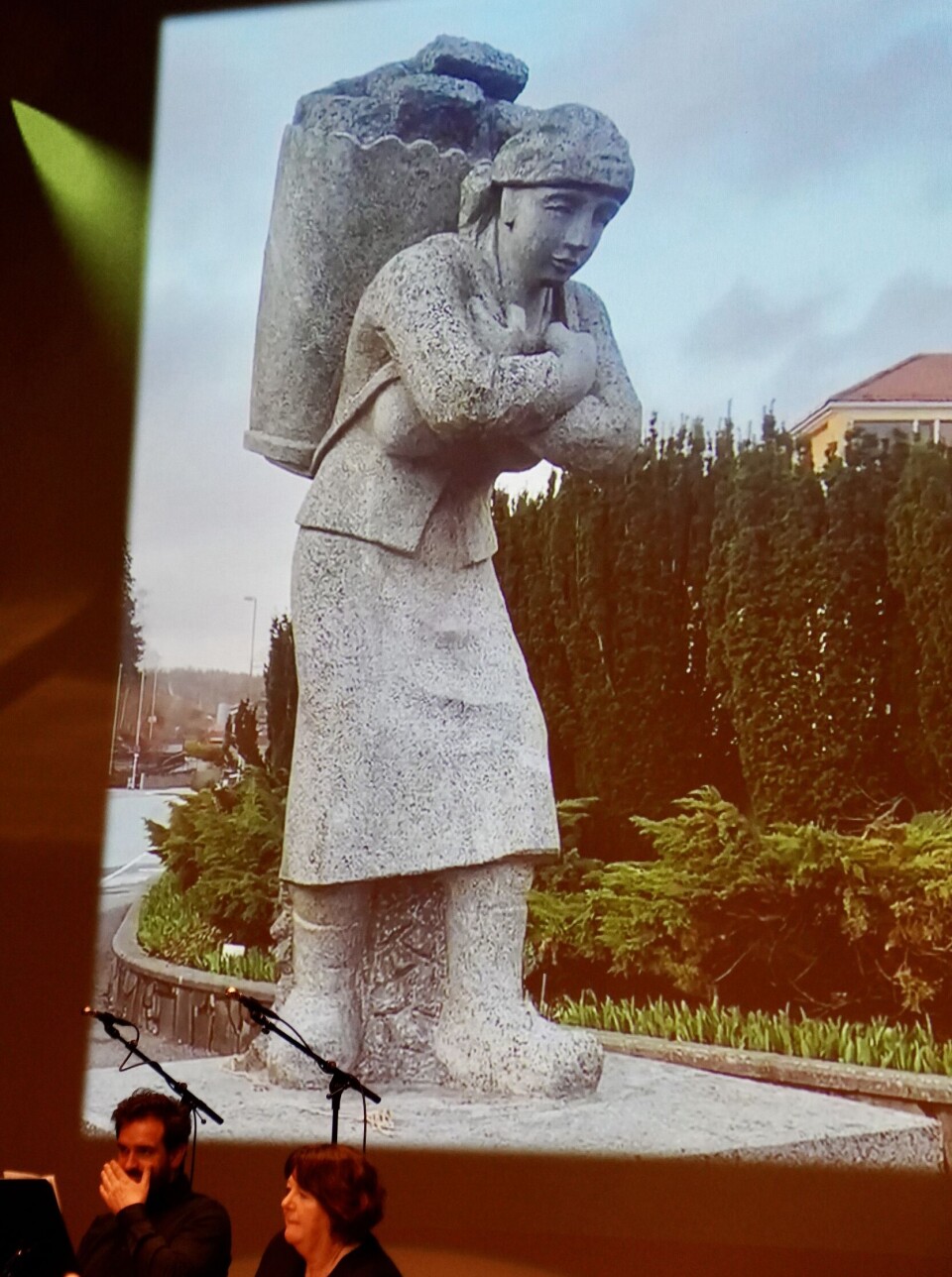 EN MASSIV KIPEKJERRING: Statuen utenfor Askøy Rådhus er en 220 centimeter høy og 1650 kilo tung kopi av kulturpris-statuetten, og ble gitt som gave fra Fagforbundet, og avduket 9. desember 2009.