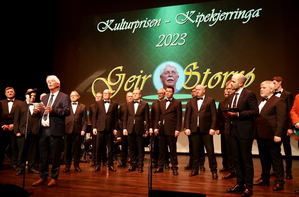 PRISVINNER OG KORSANGER: Gårsdagens prisutdeling ble avsluttet med at Geir Storrø og Follesø Mannskor sang «Klingom Bröder».