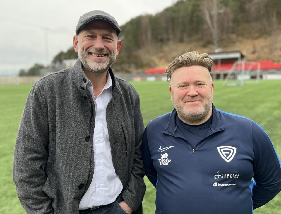 HAPPY: Trond Soltvedt (tv.) fra Alternativ Jul sammen med Askøy Fotball «altmuligmann» Kjetil Knarvik. Nå er Målklubben godt i gang, og de to oppfordrer askøyværinger og askøybedrifter til å hive seg rundt.