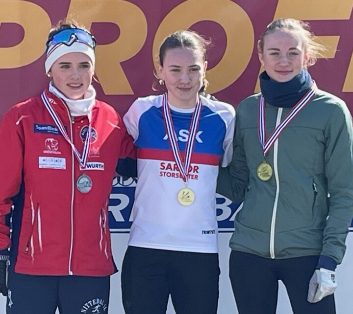 VANT: Seiersjenten Ronja Furevik fra Ask Friidrett i midten flankeres av Ingrid Skaar, Nittedal (t.v.), og Maria Kulle Andreassen, Vidar.