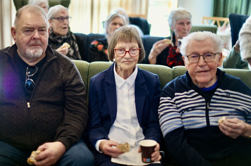 PÅ FREMSTE RAD UNDER FILMVISNINGEN: - Erling Brekke var kompis med alle og behandlet alle likt. Han var en institusjon på øyen, og døde dessverre altfor tidlig, sier Nils Eivind Nikolaisen. Fra venstre: Roar Johansen, Anna Brekke og Nils Eivind Nikolaisen.