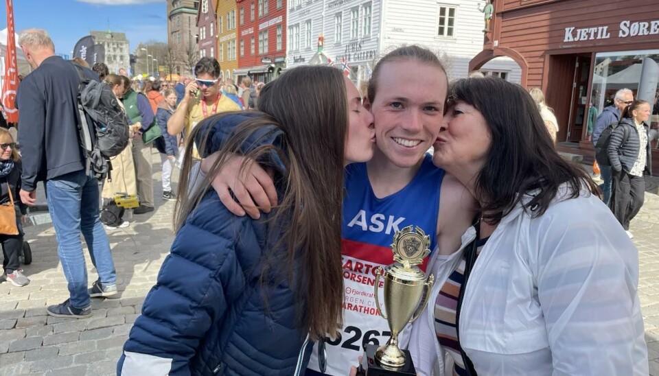 SEIERSKOS: Kjæresten og mamma gratulerer Marius Sørli med et dobbelt seierskyss.