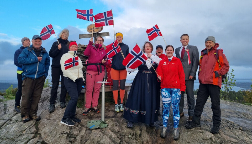 TRADISJON: Askøy Turlag arrangerer tradisjonen tro tur til Kolbeinsvarden på morgenkvisten på nasjonaldagen.