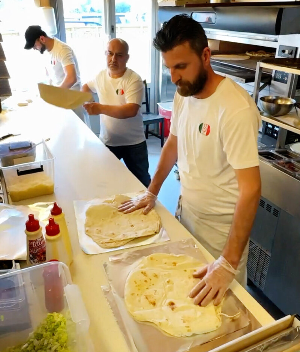 TRAVELT PÅ KJØKKENET: Kokkene hos Svingen Pizzeria & Resataurant sørger for at sultne gjester for maten sin raskt.