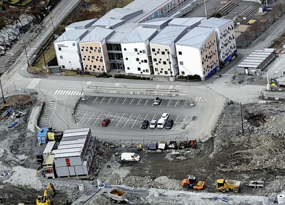 HALVVERES: Parkeringen som er her i dag vil bli redusert til omtrent halvparten.