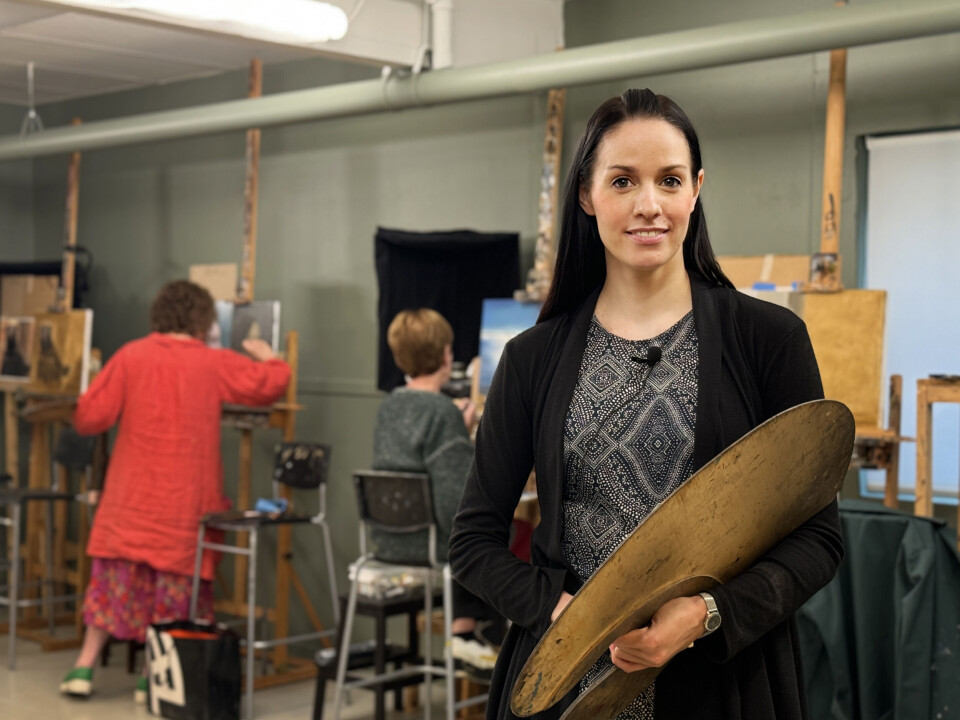 POLITISK UNDERTONE: Kunstner Frøydis Aarseth finner inspirasjon til egne bilder gjennom mediene.