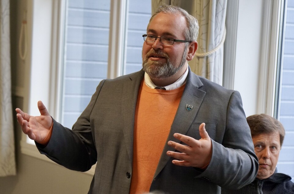 VIL IKKE LEGGE NED SKOLER: «Når vi leste redaktørens leder, måtte vi straks finne frem programmet til Askøy Frp. Hadde vi en fatal skrivefeil som kunne få noen til å tro at Askøy Frp ville legge ned skoler?» skriver Stig Abrahamsen i sitt svar til Askøy24s lederartikkel. Til høyre: Jan Erik Aasebø.