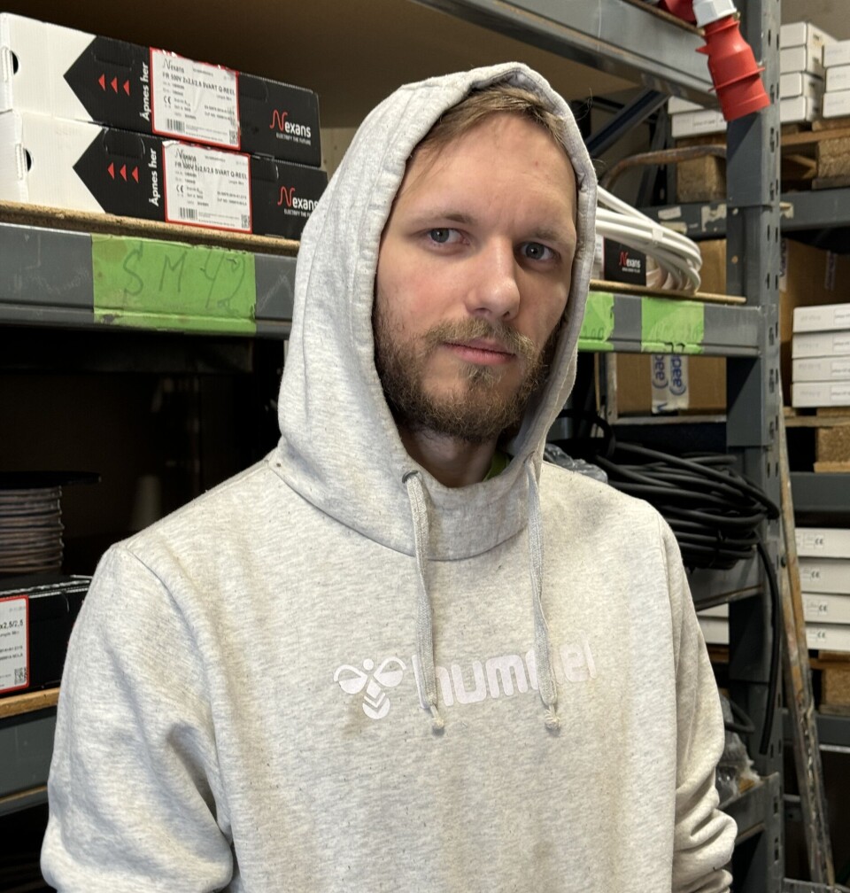 FÅR GOD HJELP: Installatør Sean Karlsen er veldig fornøyd med utvalget og servicen hos Norges El Grossist.
