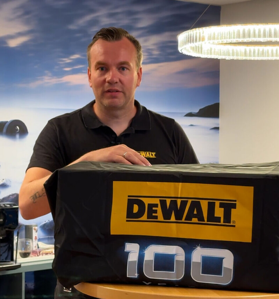 MYSTERY BOX: Magne Solberg hos DeWalt feirer det nye samarbeidet med Norges El Grossist og gir bort DeWalt-verktøy til en verdi av fem tusen kroner.