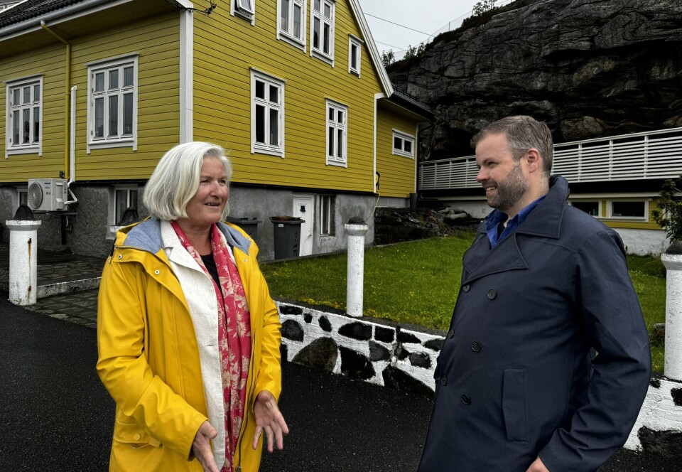 RAMSØY: Både ordfører og varaordfører heter spesielt nok Fosse til etternavn. Her står de foran Rosalind sin oldefars hus på Ramsøy.