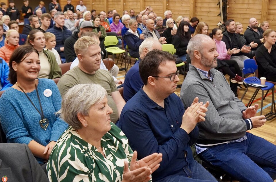 KAMPKLARE: Foreldre og foresatte har denne høsten engasjert seg kraftig i kampen mot nedleggelse av flere av øyens skoler, her fra bygdemøtet på Davanger skole i august.
