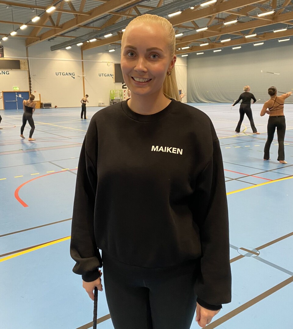 IMPONERT TRENER: Maiken Steffensen er imponert over nivået til sportsdrillerne på Askøy. Nå ser hun frem tilden nye Askøyhallen står ferdig på Myrane i 2026, slik at Askøy kan være med å arrangere stevner og konkurranser på egen øy. Grunnet for lav takhøyde har ikke dette vært mulig tidligere.