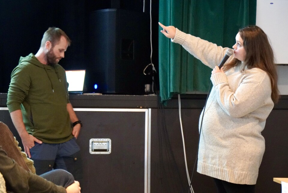 FANT FEIL I TALLGRUNNLAGET: «Vi mener at det vil være riktig å utsette høringsfristen i påvente av at tallgrunnlaget blir korrigert, slik at vi får nødvendig tid til å gi et høringssvar» skriver Henriette Fromreide. Bildet er fra denne ukens skolemøte på Heiarvang grendahus. Til venstre: Tom Haugerud.