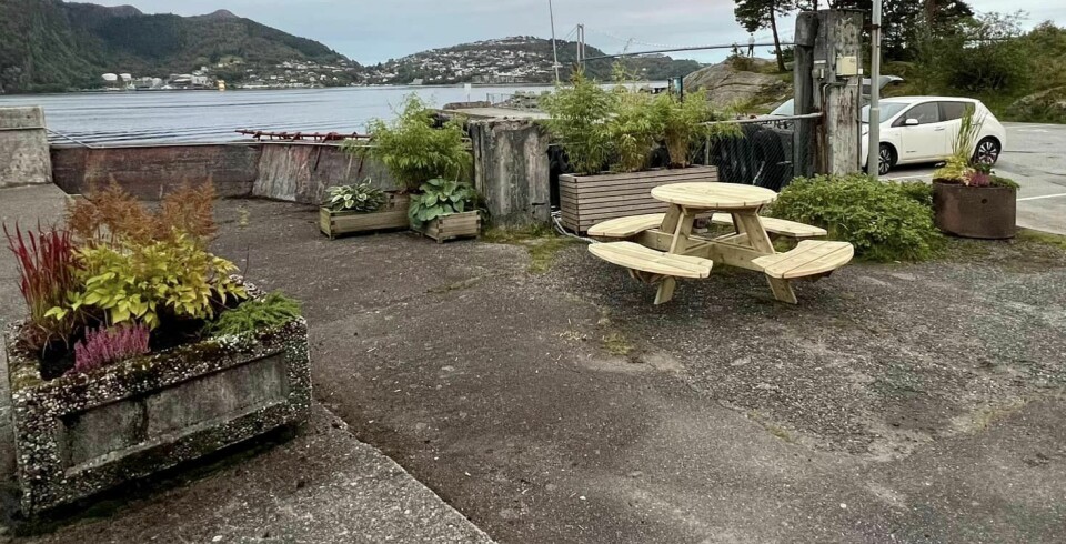 NY BENK: «Frendebenken» kaller Kleppestø Vel den nye sittebenken på kaien.