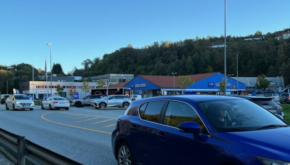 TRAFIKKFELLE: «Stakkars folk som må gjennom dette krysset hver eneste dag, ofte flere ganger», skriver redaktøren om krysset på Juvik.