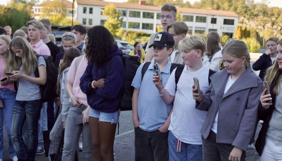 UTENDØRSKONSERT I FINVÆRET: Mobilene kom opp så fort konserten begynte.