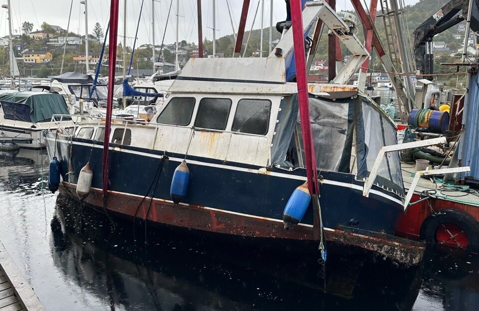 HEVET: Båten som gikk ned fredag i Florvåg er nå hevet.