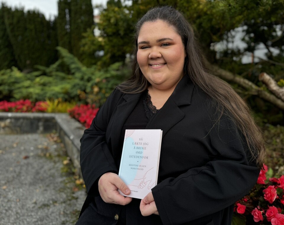 DEBUTANT: Kristine Olsen Norstrand (25) fra Tveit har levd et liv preget av psykisk sykdom. Nå smiler livet litt tilbake når hun holder den ferske diktboken i hendene.